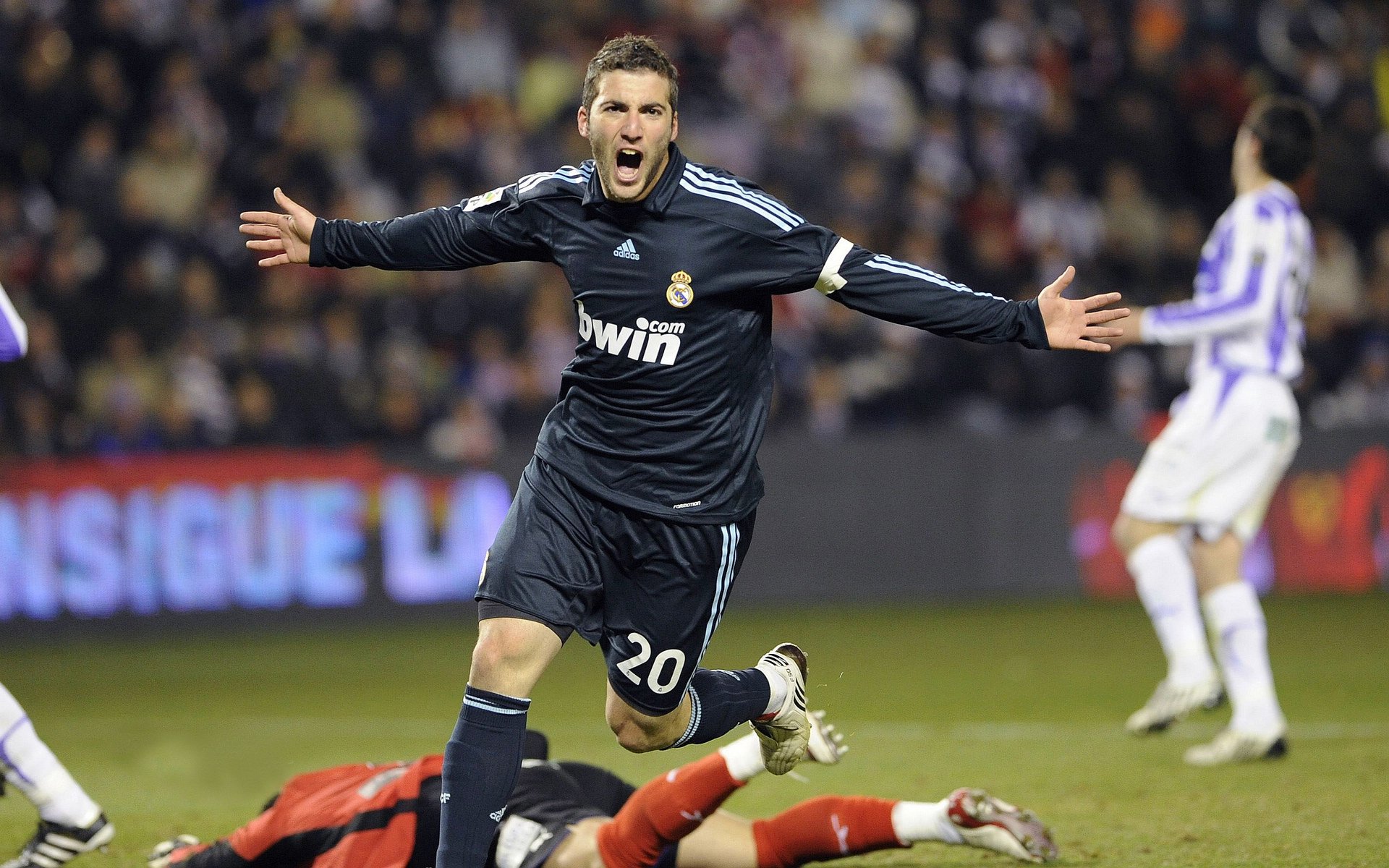 开云体育中国官网-德甲场场精彩：攻守转换，节奏不断升华，德甲收官战